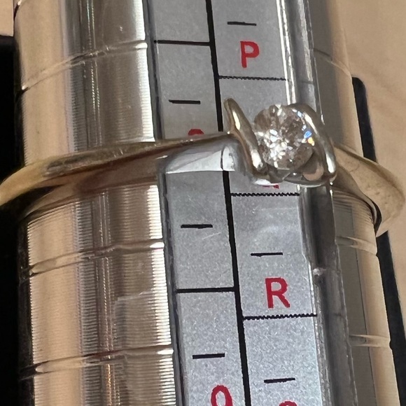 🔥Genuine .12tdw 10KT White Gold Diamond Ring size 8 - Picture 10 of 14